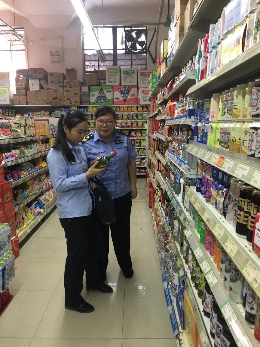 西鄉(xiāng)塘食藥所開展酒類產(chǎn)品專項(xiàng)檢查，筑牢食品安全防線